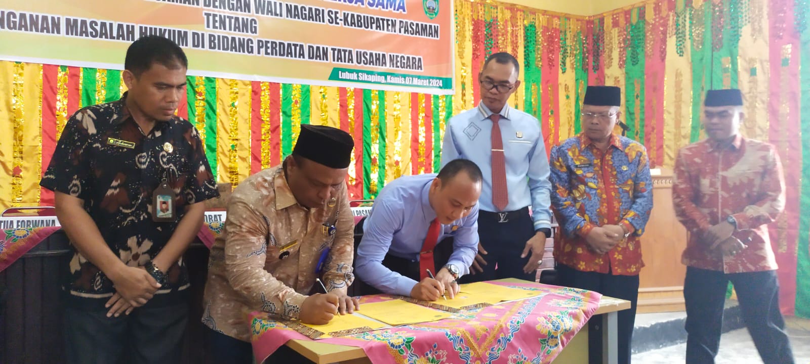 Wali Nagari Durian Tinggi, Hendra Gunawan Tandatangani MoU bersama Kejari Pasaman